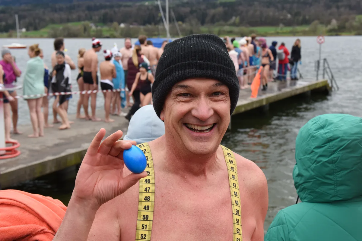 Das (kostenlose) blau gefärbte Ei kann im Anschluss an das Schwimmen verspeist werden. Am 1.April 2024 in der Badi Uster fand das Blaueierschwimmen statt.
